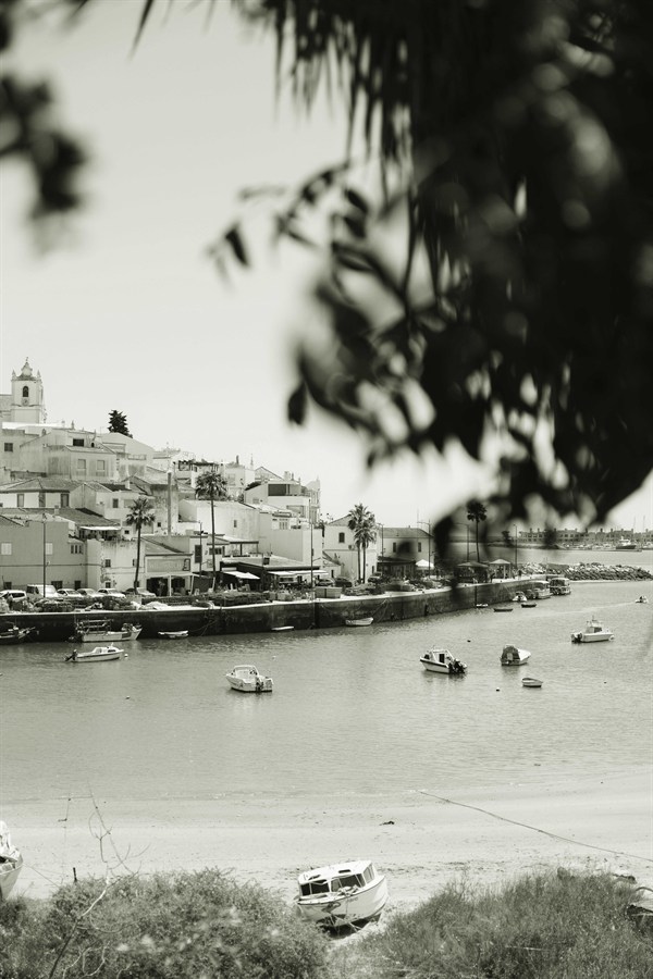 Dorf und Hafen in Portugal