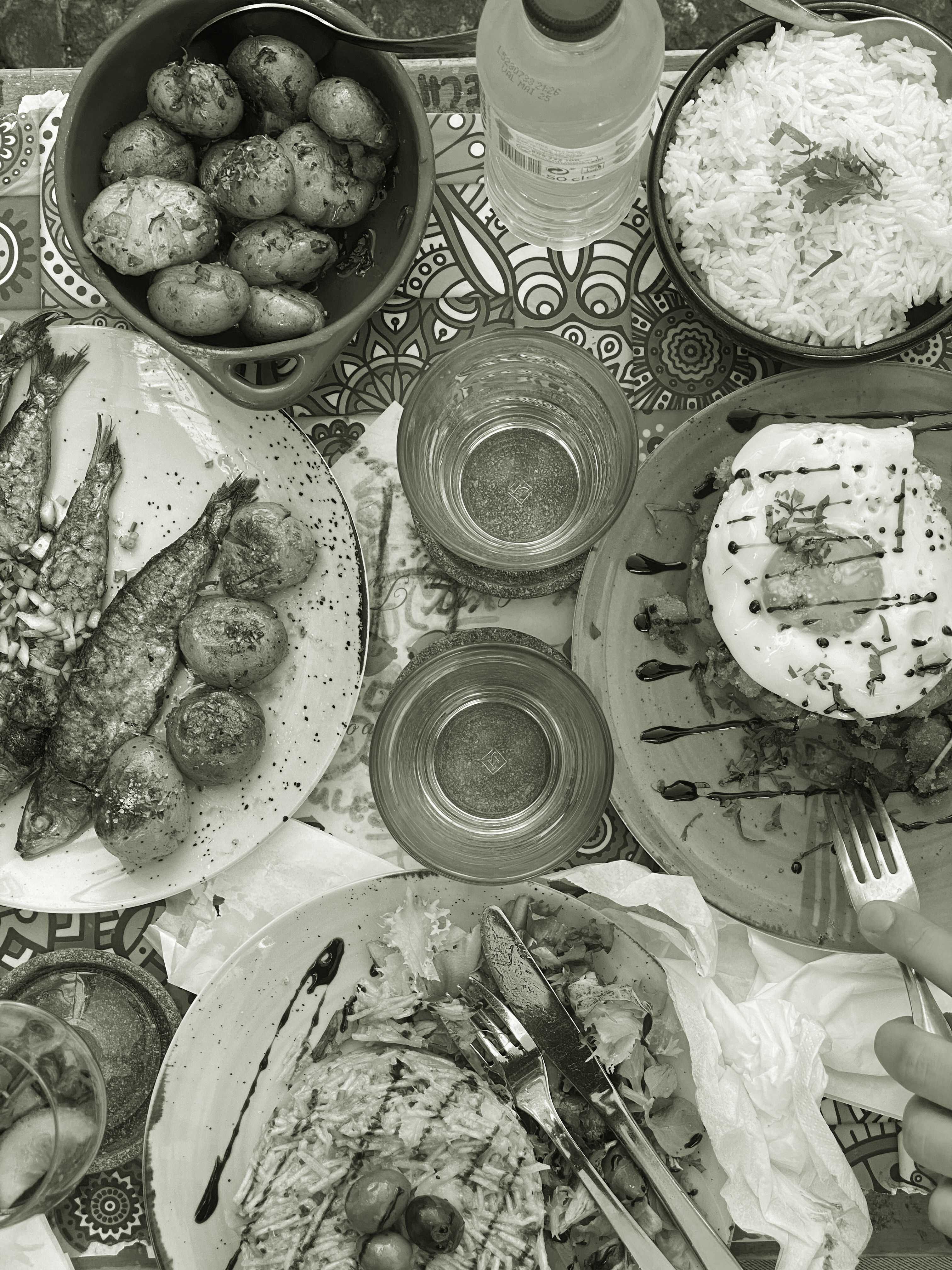 Familie beim Mittagessen in Portugal