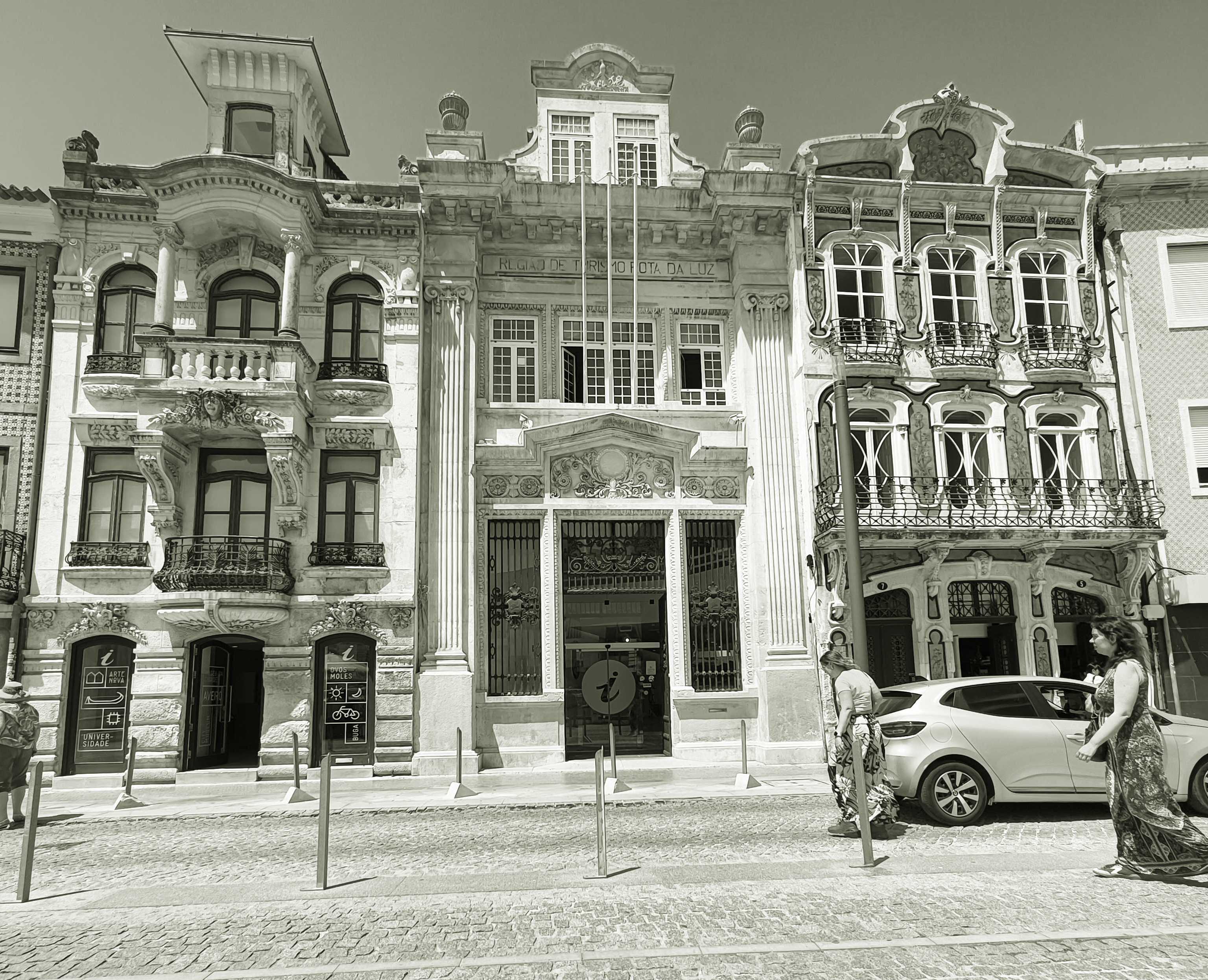 Wir vor unserem Haus in Portugal